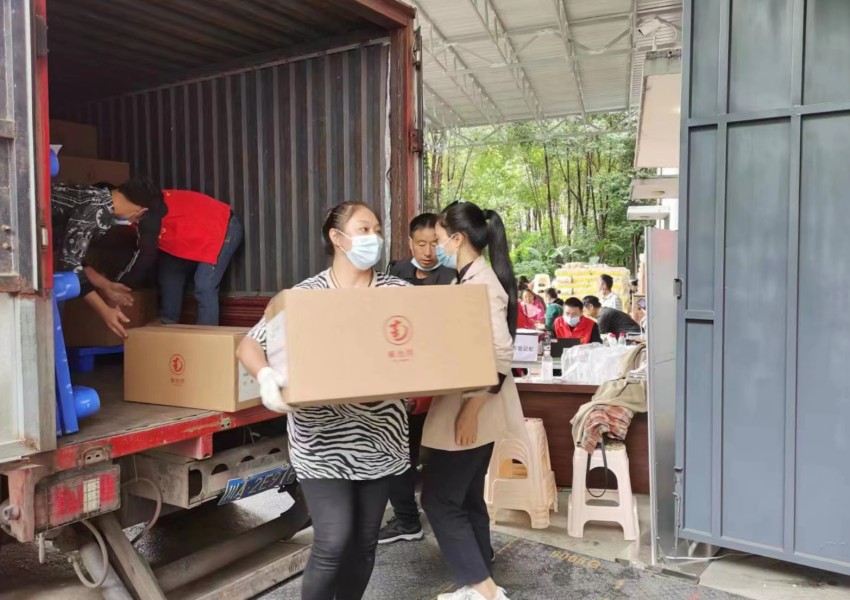 给灾区人民送月饼。民建四川省委供图