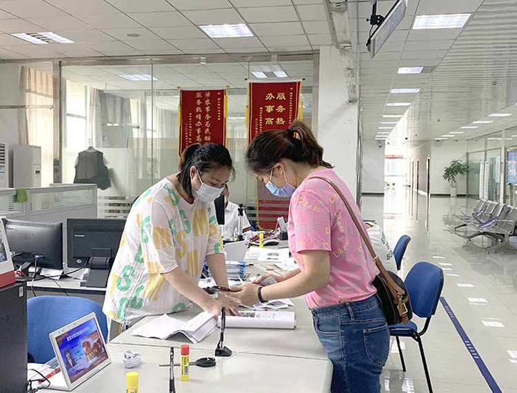 工作人员热情为群众办事。绵竹市融媒体中心供图