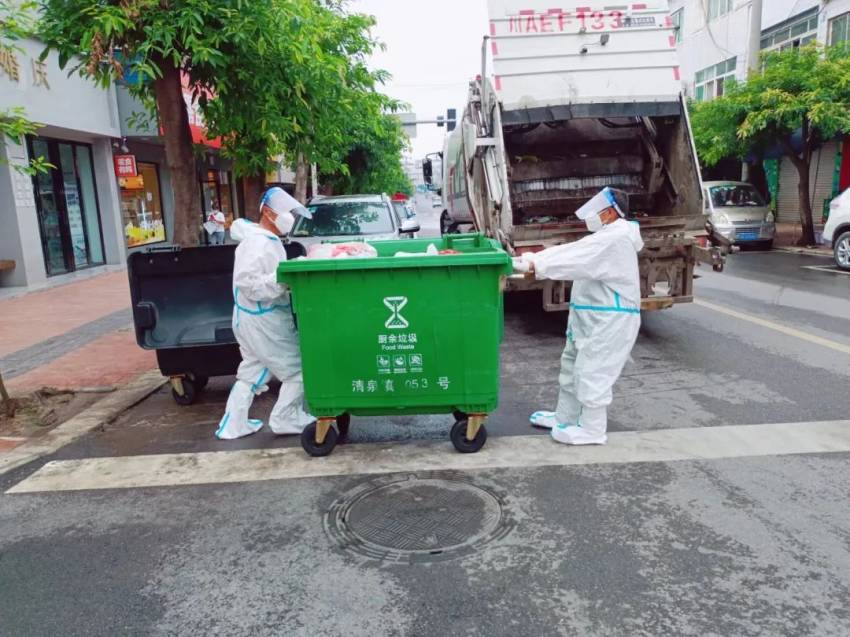 协助社区垃圾清运处置。成都市青白江区综合执法局供图