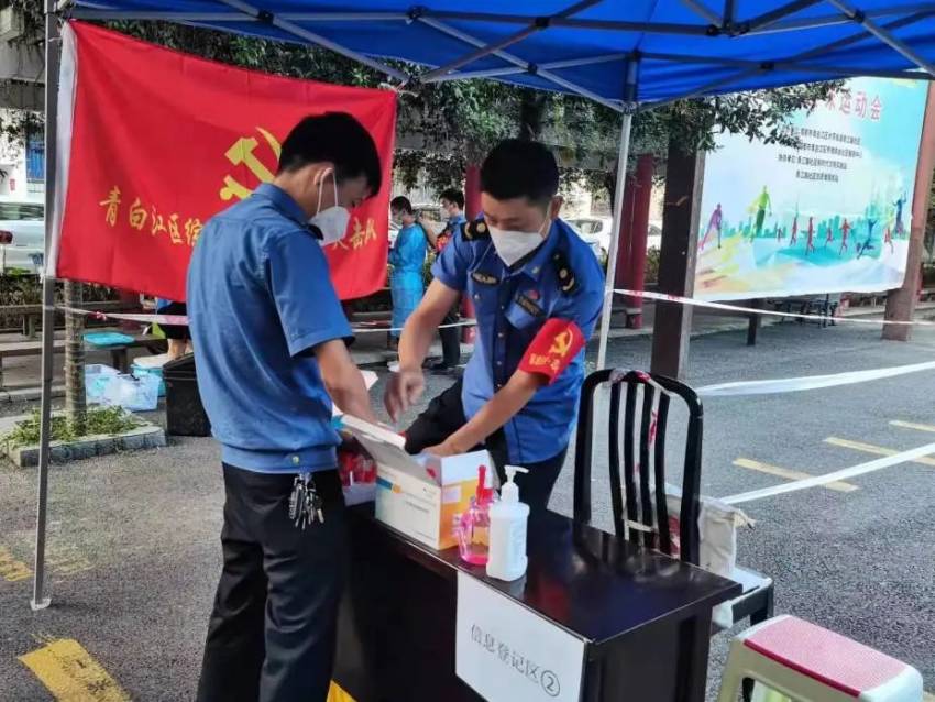 协助社区进行信息登记。成都市青白江区综合执法局供图