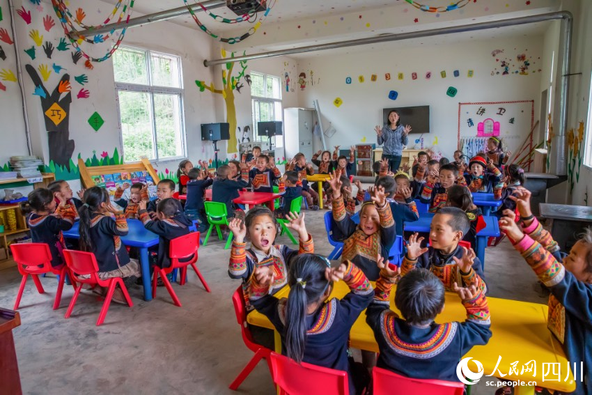 近年来，美姑教育质量稳步提升。图为图瓦古乡的幼教点。杨黎明摄
