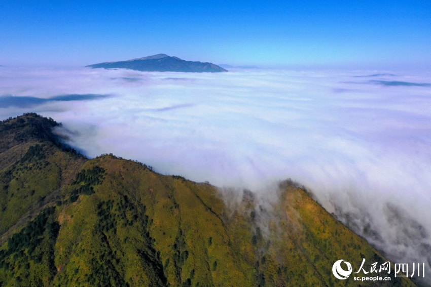 美姑县旅游资源丰富，图为大风顶国家级自然保护区的云海。阿牛史日摄