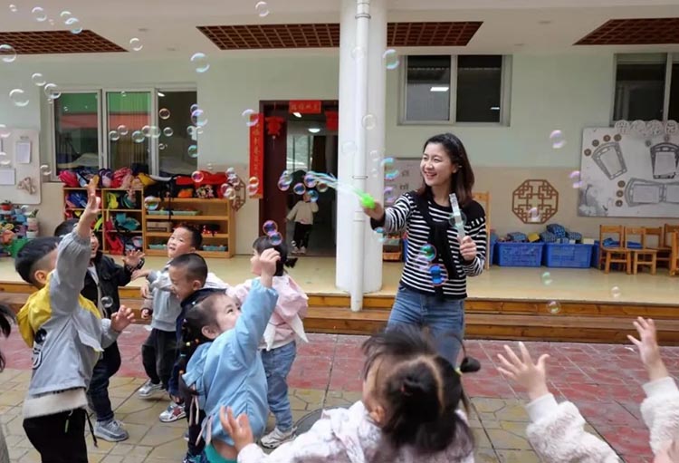 城乡幼儿开展沉浸式游戏体验活动。广汉市教育局供图