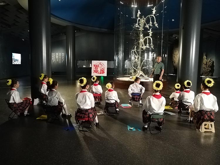 广汉市实验小学将课后延时服务美术课搬进三星堆博物馆。广汉市教育局供图