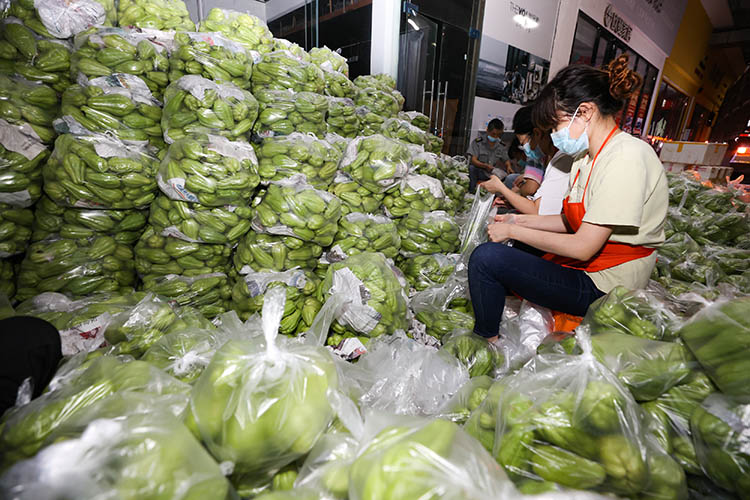 保供企业基地，员工正在打包蔬菜。翠屏区融媒体中心供图
