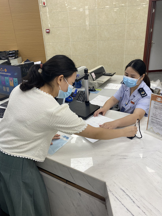 一位纳税人在办证窗口办理业务。成都市税务局供图