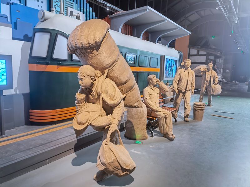 博物馆中展示农民工群体工作场景的泥塑作品。四川省人社厅供图