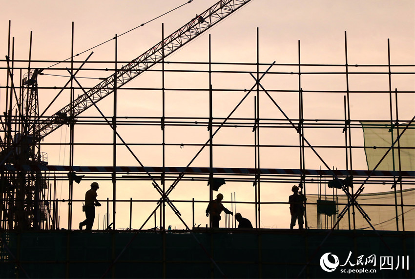 四川仁壽經濟開發區標准廠房項目建設現場，工人們正在施工。潘建勇、郭僑攝