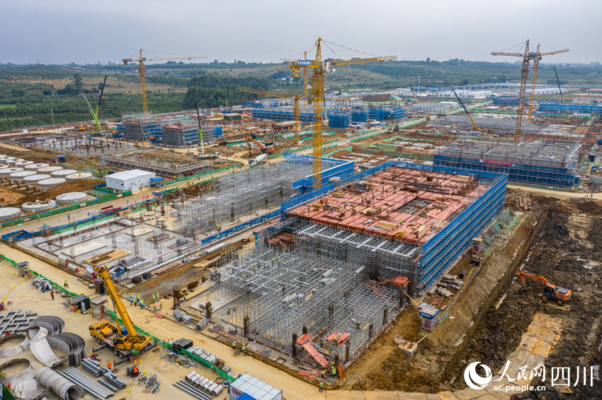 位於彭山經濟開發區內的雅保年產5萬噸氫氧化鋰生產基地項目施工現場。翁光建攝