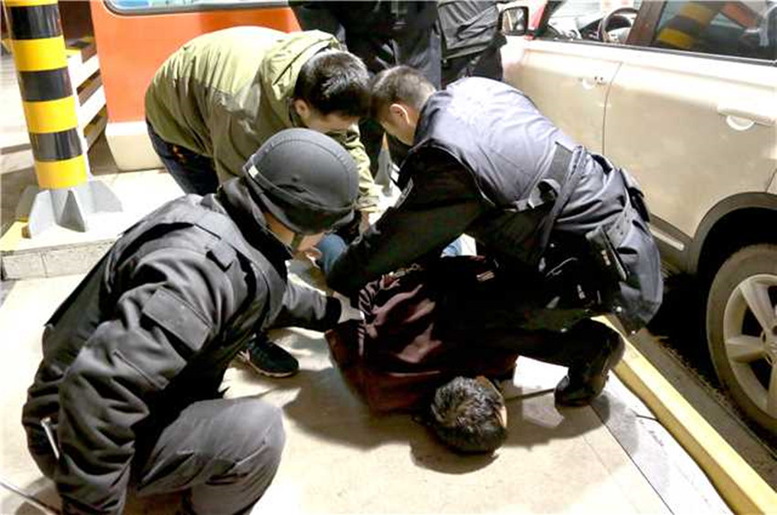抓获违法犯罪嫌疑人。四川省公安厅供图