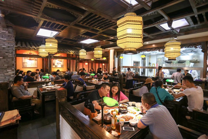 中午时分，陈麻婆豆腐门店，客流量已逐步恢复。成都市饮食公司供图