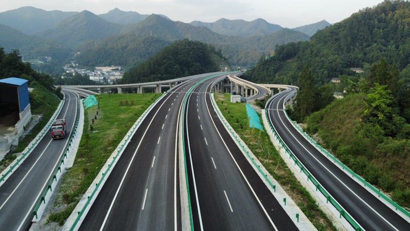线路采用双向四车道设计。四川省交通运输厅供图