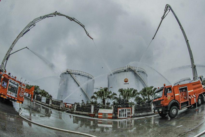 利用高喷车对罐体进行冷却降温。眉山市消防救援支队供图