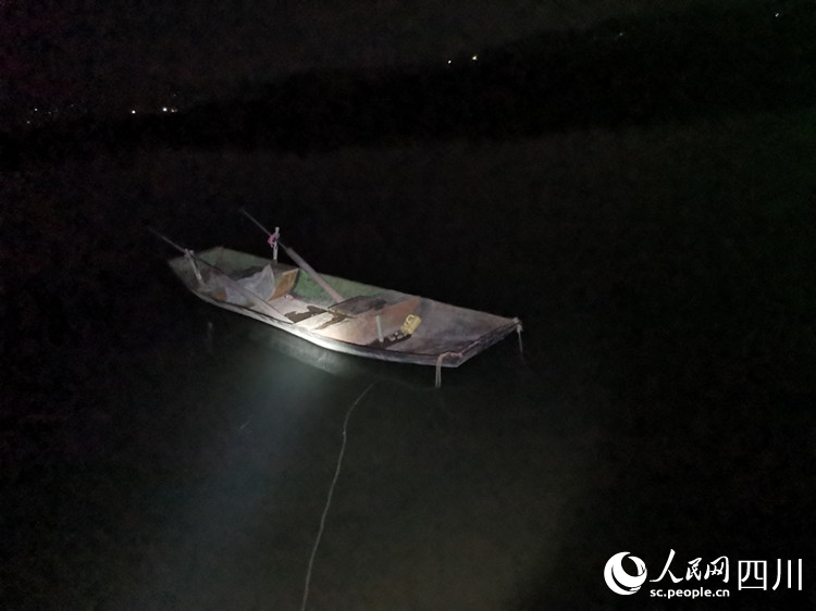 夜晚捕鱼的小船。李玉梅摄
