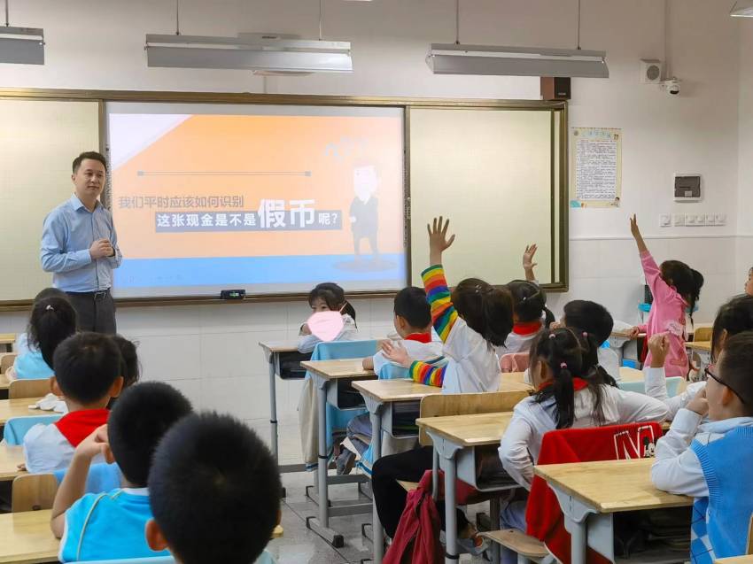 小朋友在反假宣传课堂上积极举手发言。渤海银行成都分行供图
