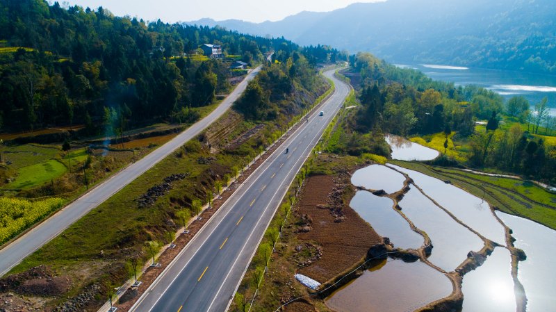 農發行巴中市分行信貸支持扶貧公路建設項目。農發行巴中市分行供圖