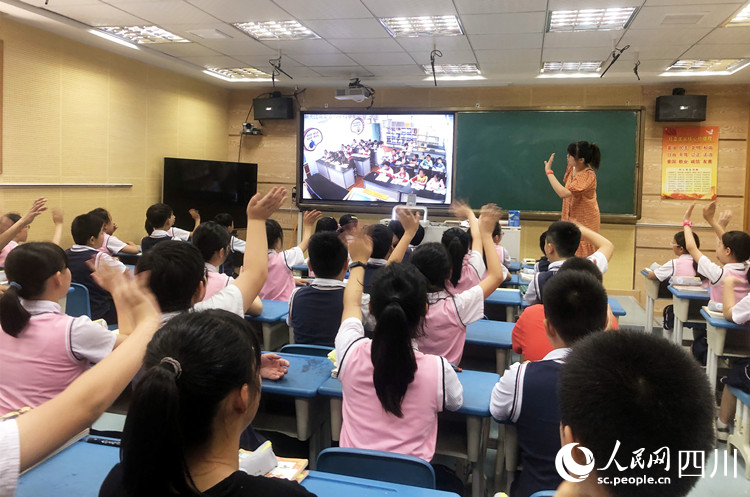 借力同步课堂，马家小学与台州市路桥小学实现互动研修。张敏摄