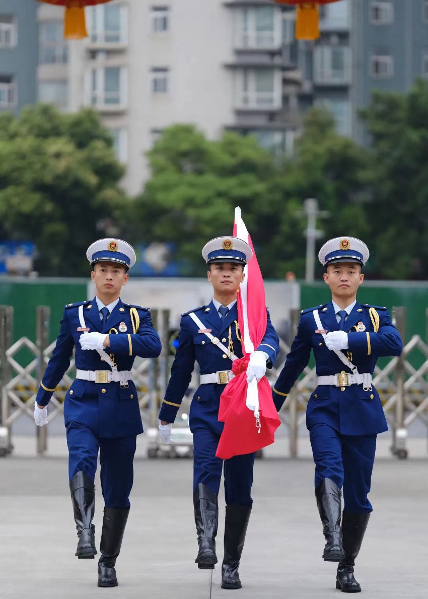 四川省森林消防總隊舉行升旗儀式。四川省森林消防總隊供圖