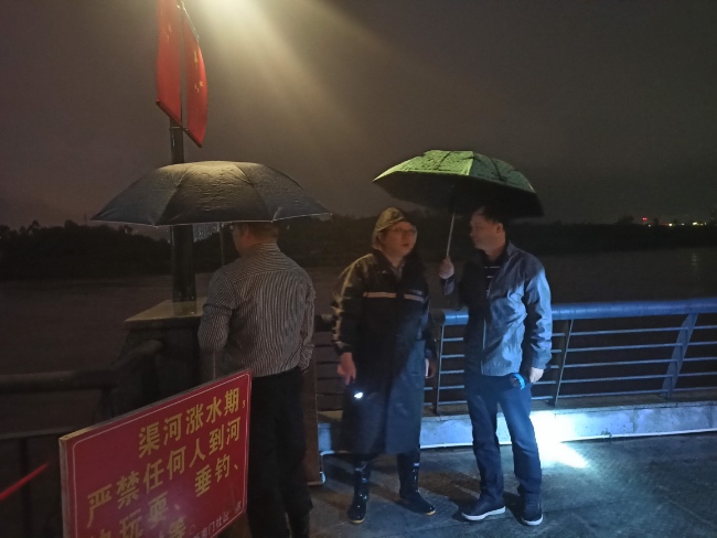 在广安市广安区东门码头检查防汛和人员转移。四川省应急管理厅供图