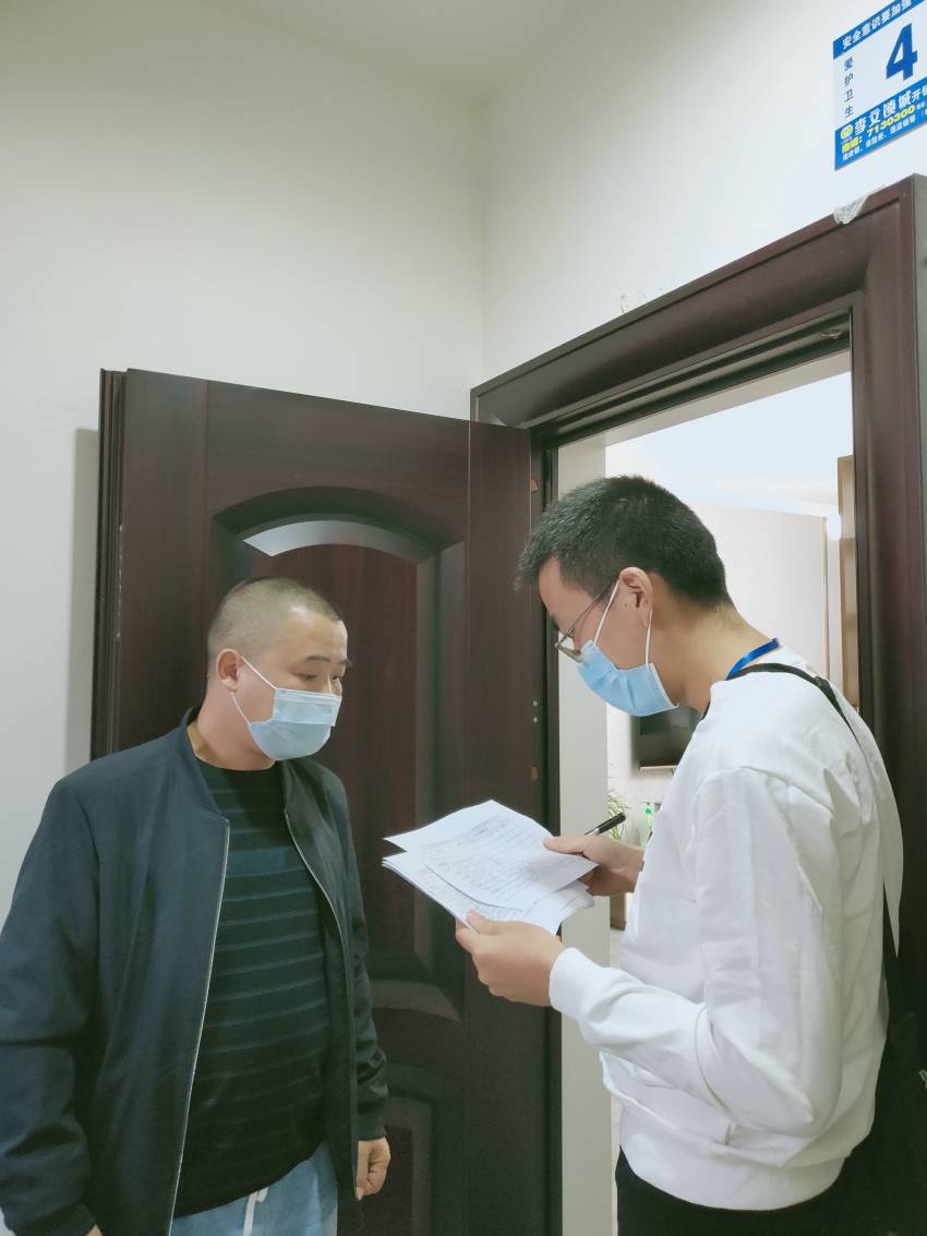 分行员工深入中江县城开展上门登记服务工作。邮储银行德阳分行供图