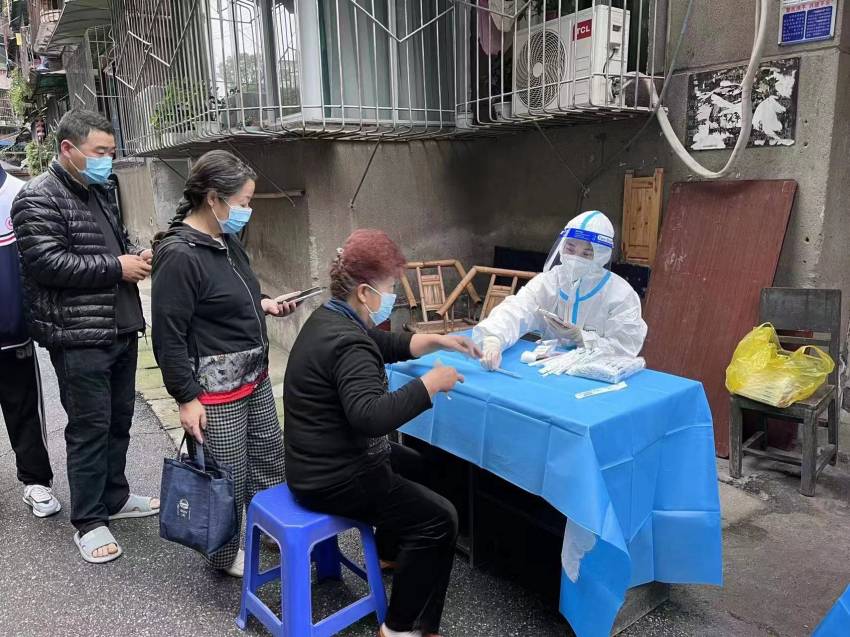 支行员工深入小区开展志愿者服务工作。邮储银行广汉市支行供图