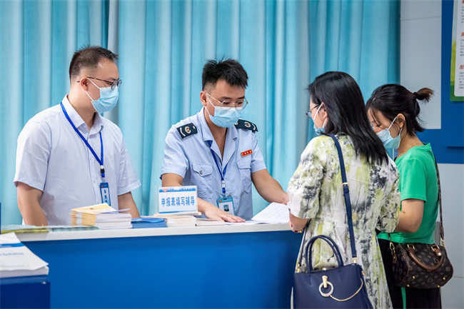 辅导纳税人填写申报表。徐振宇供图