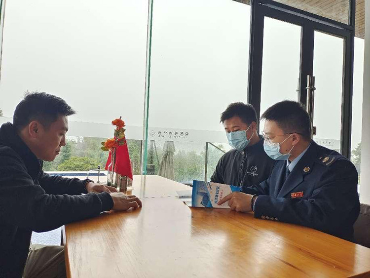税务干部为酒店工作人员宣传税收优惠政策。宜宾市税务局供图