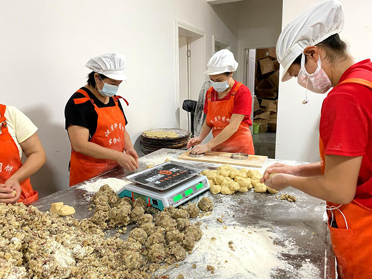 月饼企业工作人员在生产制作月饼。宜宾市税务局供图