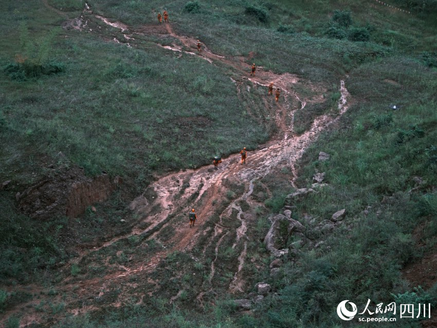 10月9日，四川省森林消防总队“火焰蓝”建制中队比武现场，一群消防员快速行进。程雪力摄