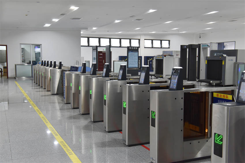 新候車樓入口處設有18台自助核驗閘機，方便旅客進站。成都鐵路供圖