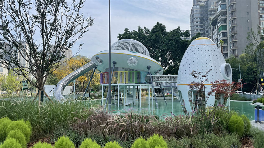 该项目打造了全龄友好小游园。成都高投建设开发有限公司供图