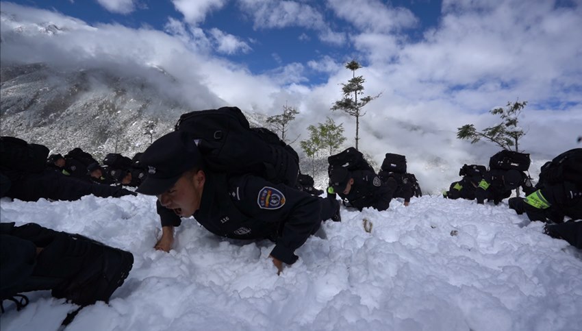 康定迎来大雪甘孜特警开展紧急雪地拉练活动