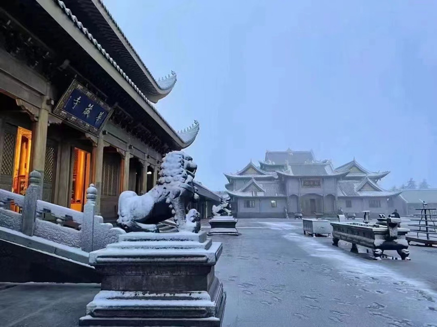 峨眉山景區迎來今年入秋后第一場雪。峨眉山景區公安供圖 