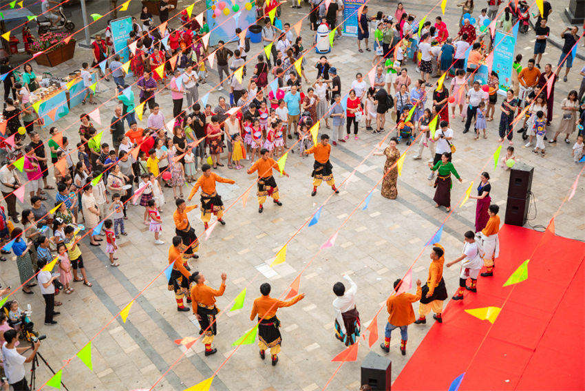 武侯区吉福社区举办“仲夏邻里节暨 民族一家亲”活动。成都市民宗局供图