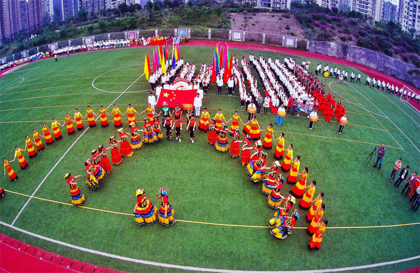 举办“中华民族 同一个梦想”校园运动会。成都市民宗局供图