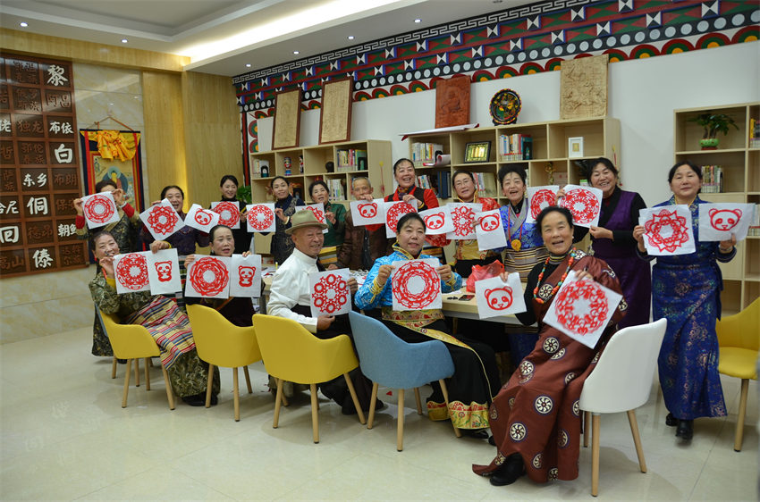 各族群众学习非遗文化剪纸。成都市民宗局供图