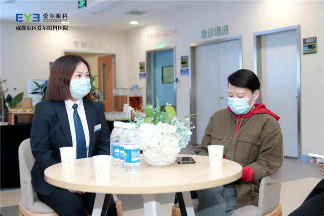 成都東區愛爾眼庫主任冉茹秋接受採訪中。成都東區愛爾眼科醫院供圖