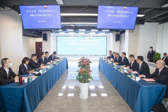 签约现场。王小平摄