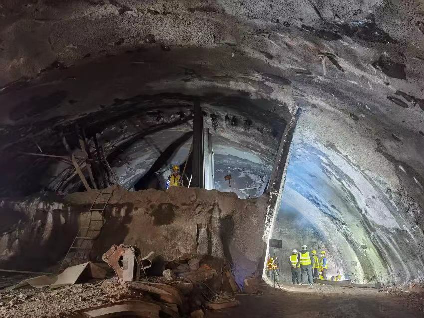 隧道掌子面分塊進行開挖。成蘭公司供圖