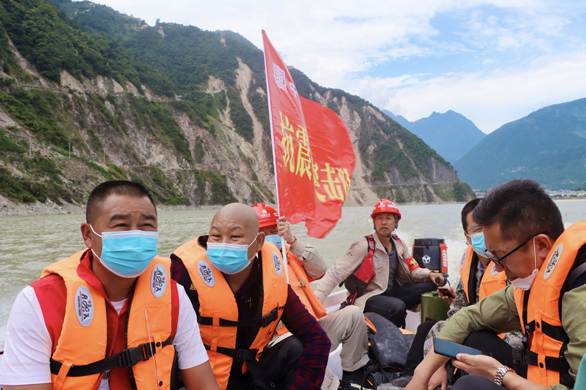 中国大唐水上救援队开展救援工作。大唐甘孜公司供图