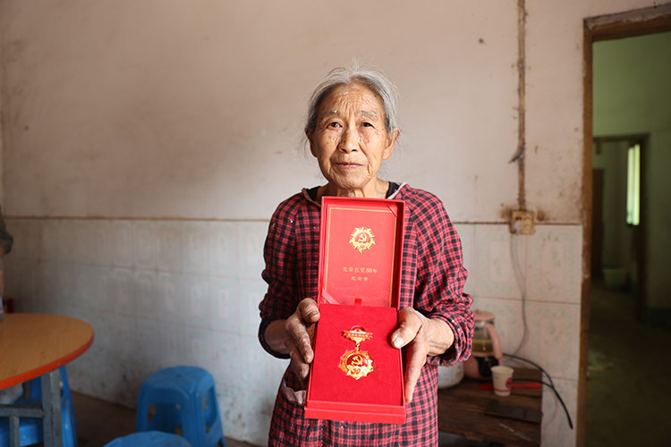陈昌炳展示“光荣在党50年”纪念章。翠屏区融媒体中心供图
