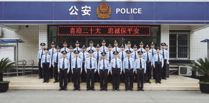 姚渡派出所全体民辅警合影。成都市公安局青白江区分局姚渡派出所供图