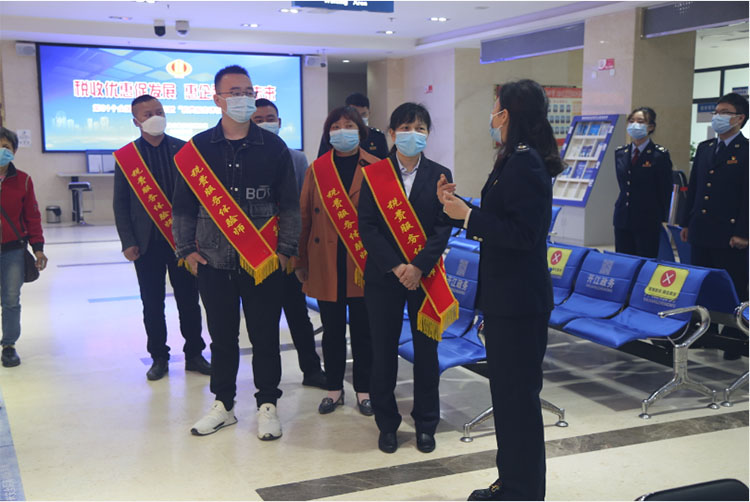 税费服务体验师在大厅体验。达州市税务局供图