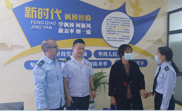 与纳税人缴费人深入交流。达州市税务局供图