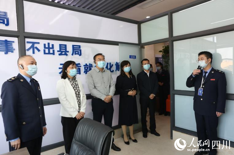 达州市税务局党委书记、局长卓玉梅调研枫桥式税务分局建设。杨述伟摄