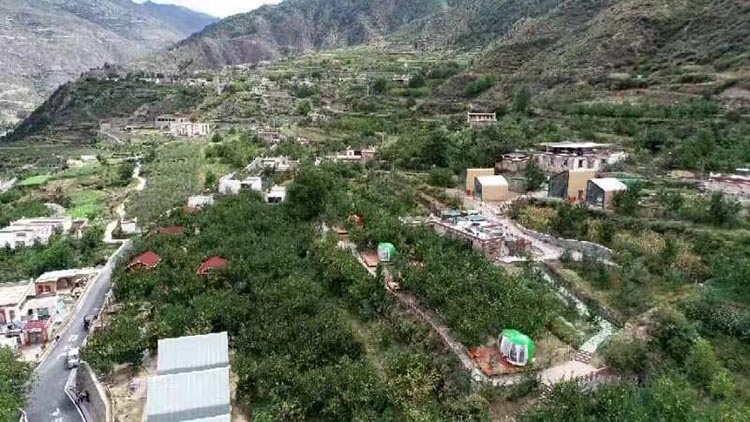 苹果园中的民宿。小金县融媒体中心供图