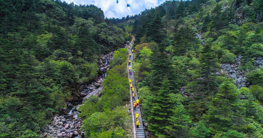 普格文旅資源得天獨厚，圖為國家4A級旅游景區螺髻山舉行的登山活動。普格縣委宣傳部供圖