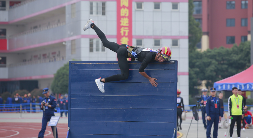 百米消防障碍，消防员正在翻阅板障。四川省消防救援总队供图