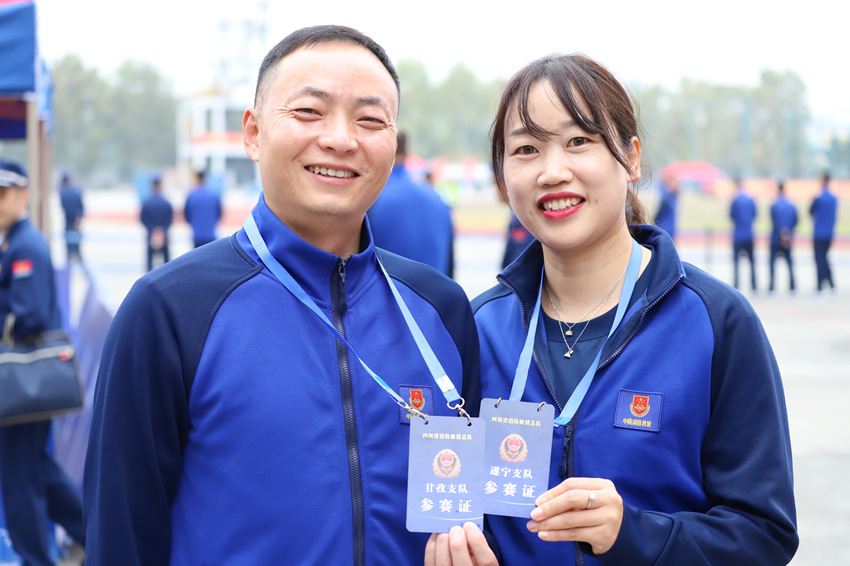 比武赛场上的“夫妻档”，遂宁消防彭玲玲和甘孜消防刘志飞。四川省消防救援总队供图