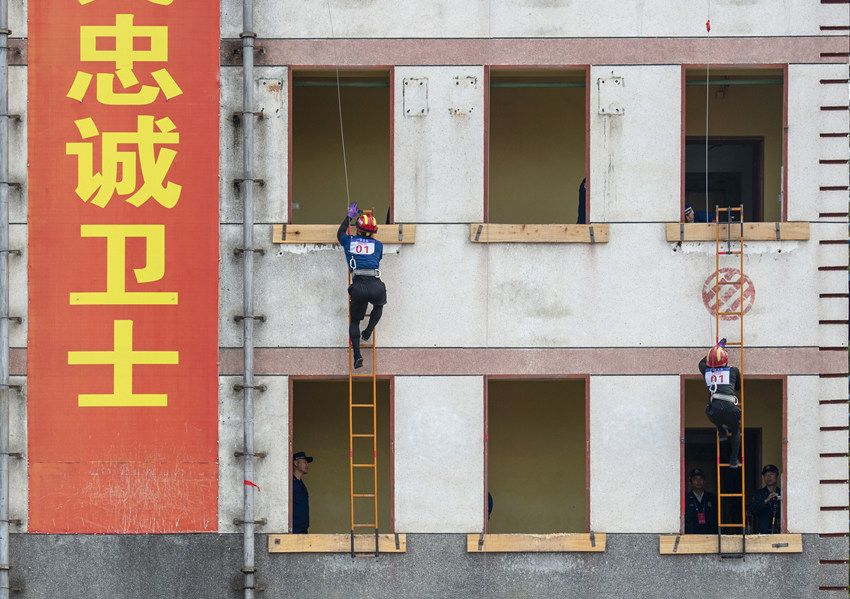 攀登挂钩梯上4楼，消防员正在攀爬挂钩梯。四川省消防救援总队供图